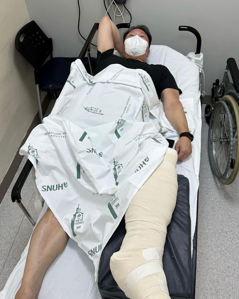 왼쪽 다리에 깁스한 채 병원에 누워있는 최태원 회장