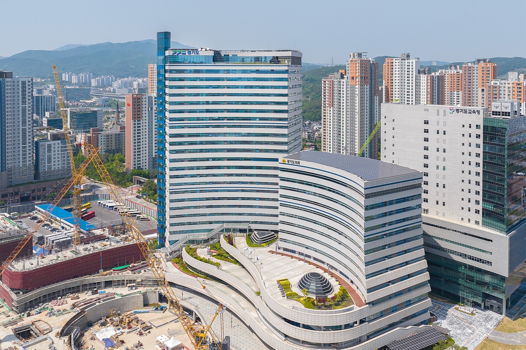 경기도청(왼쪽)·경기도교육청(오른쪽 뒷편)