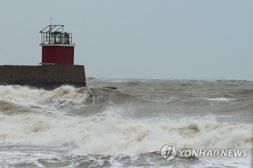 사이클론 비파르조이가 접근 중인 인도 북서부 만드비 해변.