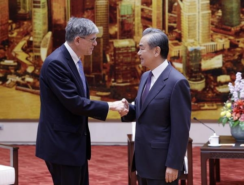 中왕이 "중국 대미정책 연속적…미국도 관계개선 노력해야"