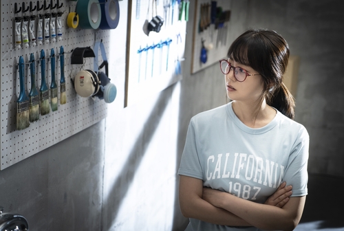 '벽간 소음'이 선물해준 로맨스…영화 '빈틈없는 사이'
