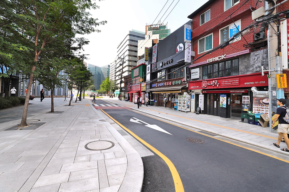 보행로를 확장하고 차도는 1차선으로 줄인 청진동 도로. 2013년 [연합뉴스 자료사진]