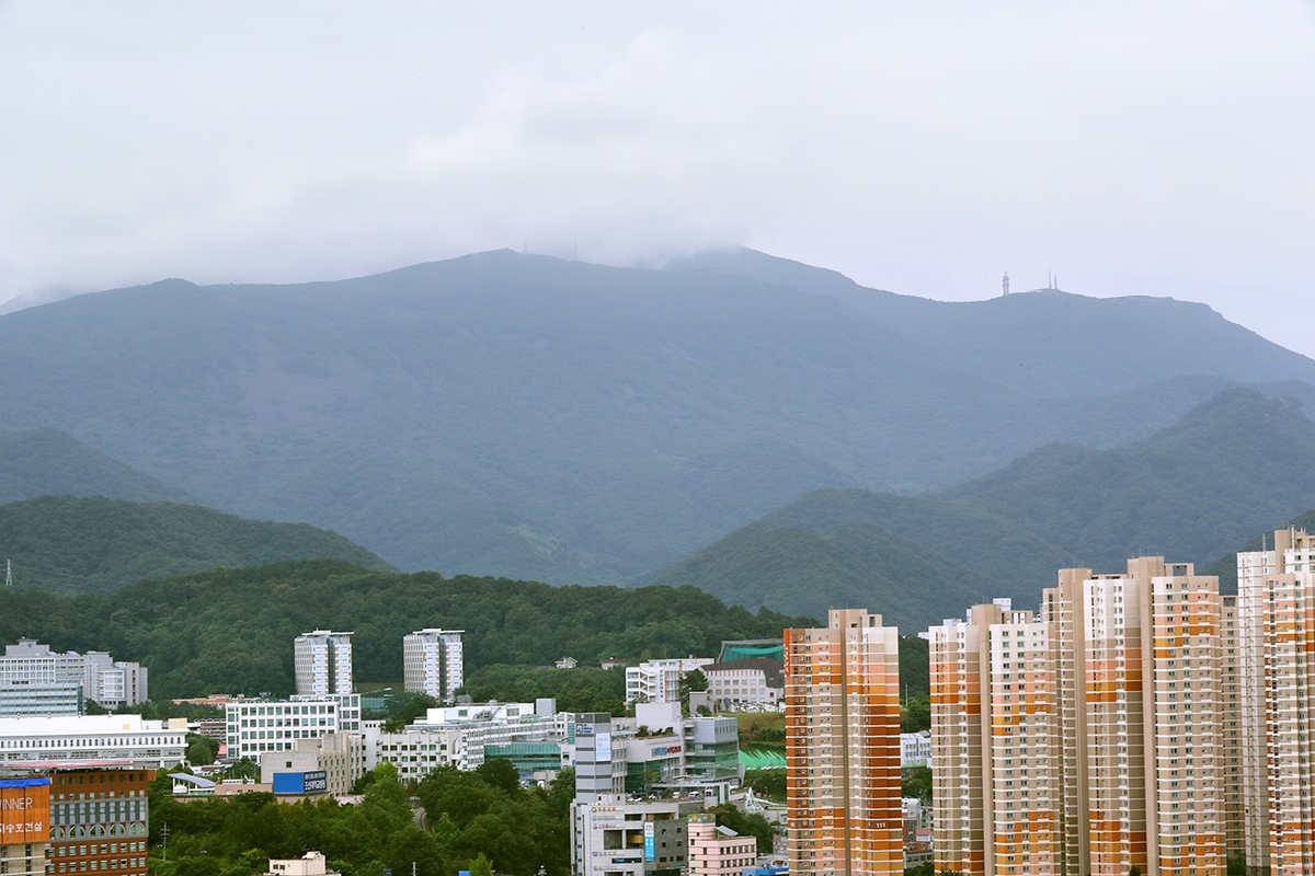 광주 시가지를 굽어보는 무등산[사진/조보희 기자]