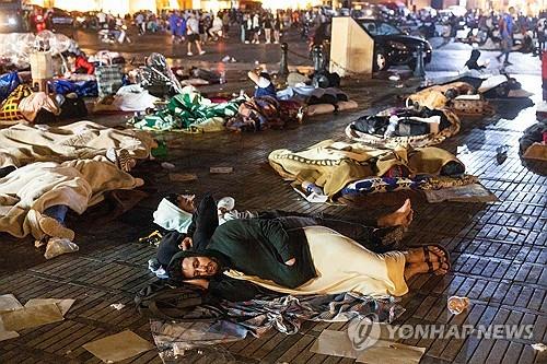 모로코 강진 후 광장에서 밤을 지새우는 주민들