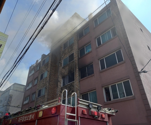 대구 3층 다세대 주택서 화재로 5명 부상