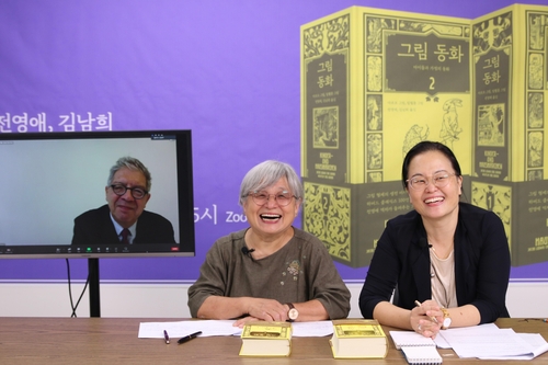 '그림 동화' 번역한 전영애(가운데), 김남희(오른쪽)와 독일민담 전문가 알프레드 메설리