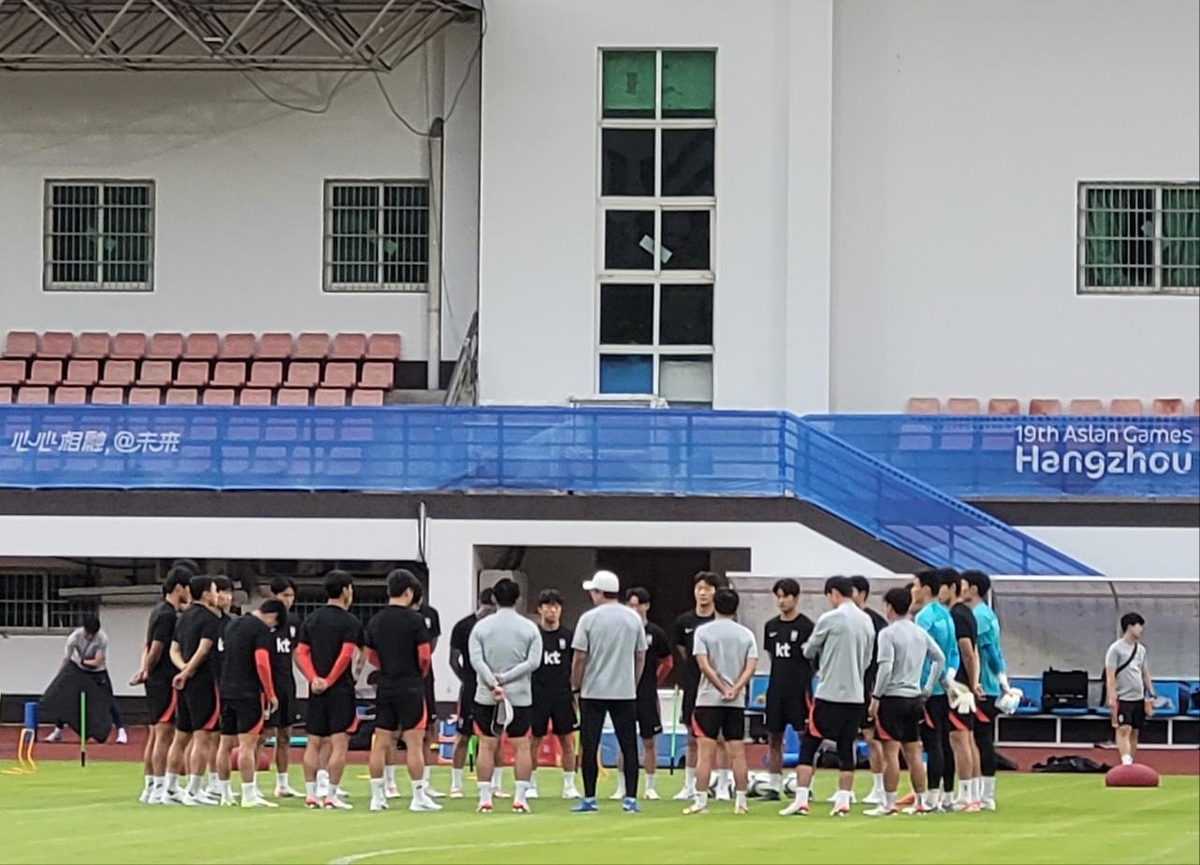 2일 중국 항저우 천진룽 체육학교에서 회복훈련 하는 아시안게임 축구 대표팀