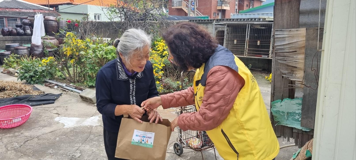 밑반찬을 전달하는 지역사회보장협의체 회원