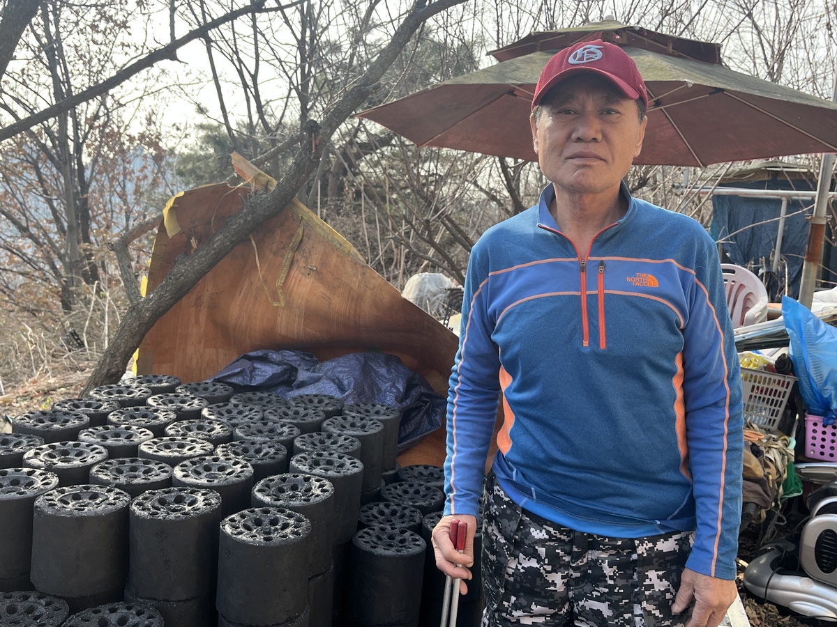 서울연탄은행으로부터 연탄 기부받은 서울 노원구 상계동 주민 임도섭(66)씨