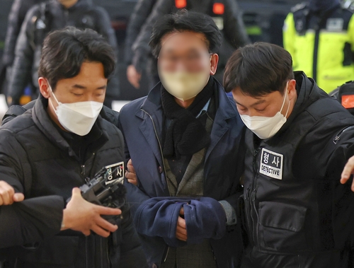 경찰, 이재명 대표 찌른 60대 계획범죄 수사…살인미수 적용