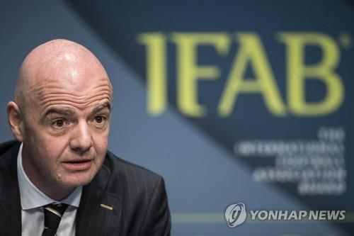 잔니 인판티노 FIFA 회장과 IFAB 로고
