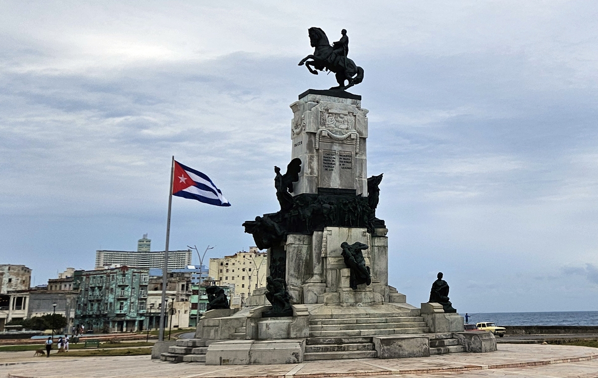 아바나 도심 공원에 휘날리는 쿠바 국기