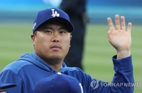 팬들에게 손 흔드는 다저스 시절의 류현진