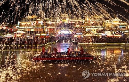 중국 허베이성 탕산에서 펼쳐진 춘제 맞이 불꽃놀이