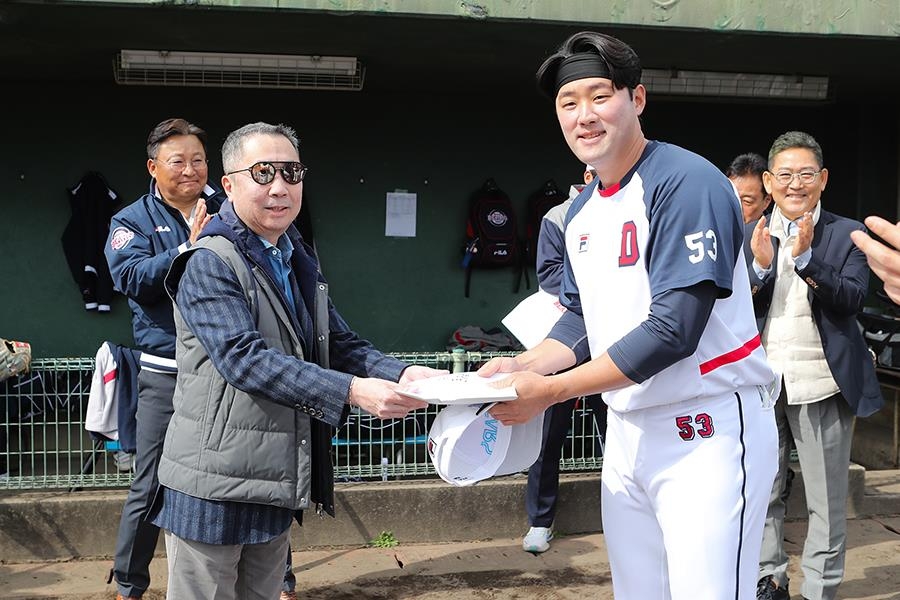 격려금 전달하는 박정원 두산 베어스 구단주