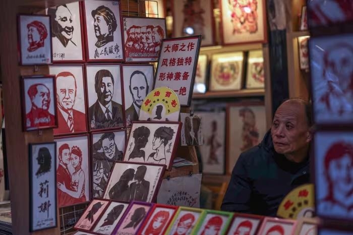 그림을 판매하고 있는 중국 노인 