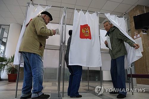 크림반도 심페로폴에 차려진 러 대선 투표소 모습