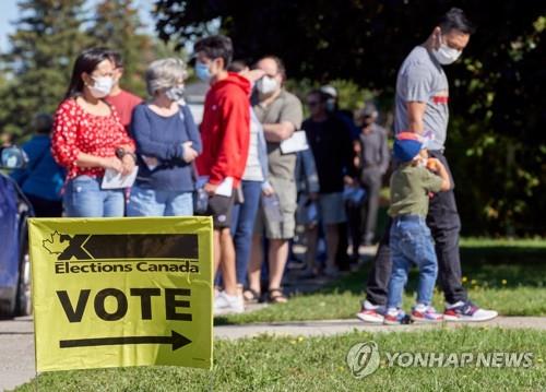 2021년 총선에서 투표소 앞에 줄지어 선 퀘벡주 유권자들 [EPA=연합뉴스]