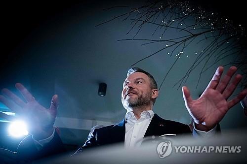 (브라티슬라바 AFP=연합뉴스) 페테르 펠레그리니 슬로바키아 국회의장이자 대통령 후보가 23일(현지시간) 대선 1차 투표 와중 기자들과 이야기하고 있다.