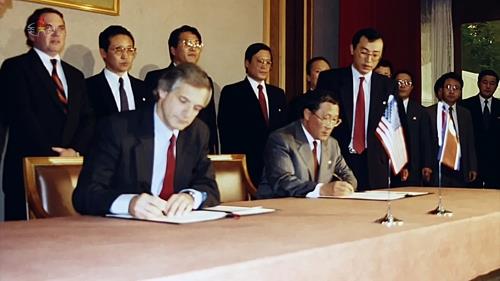 북미가 1994년 제네바 합의 당시 서명하는 모습. 