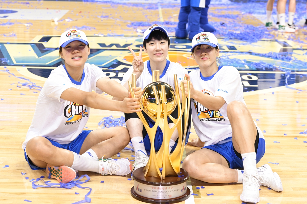 왼쪽부터 박지현, 박혜진, 김단비