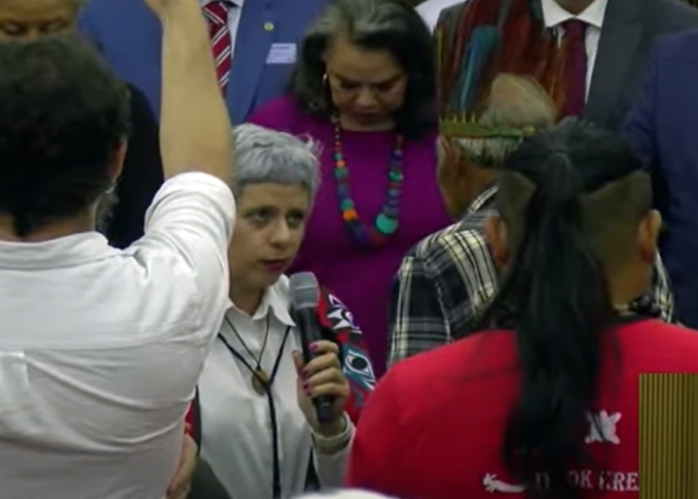 원주민 대표에게 무릎 꿇고 사과하는 브라질 사면위원장(가운데)