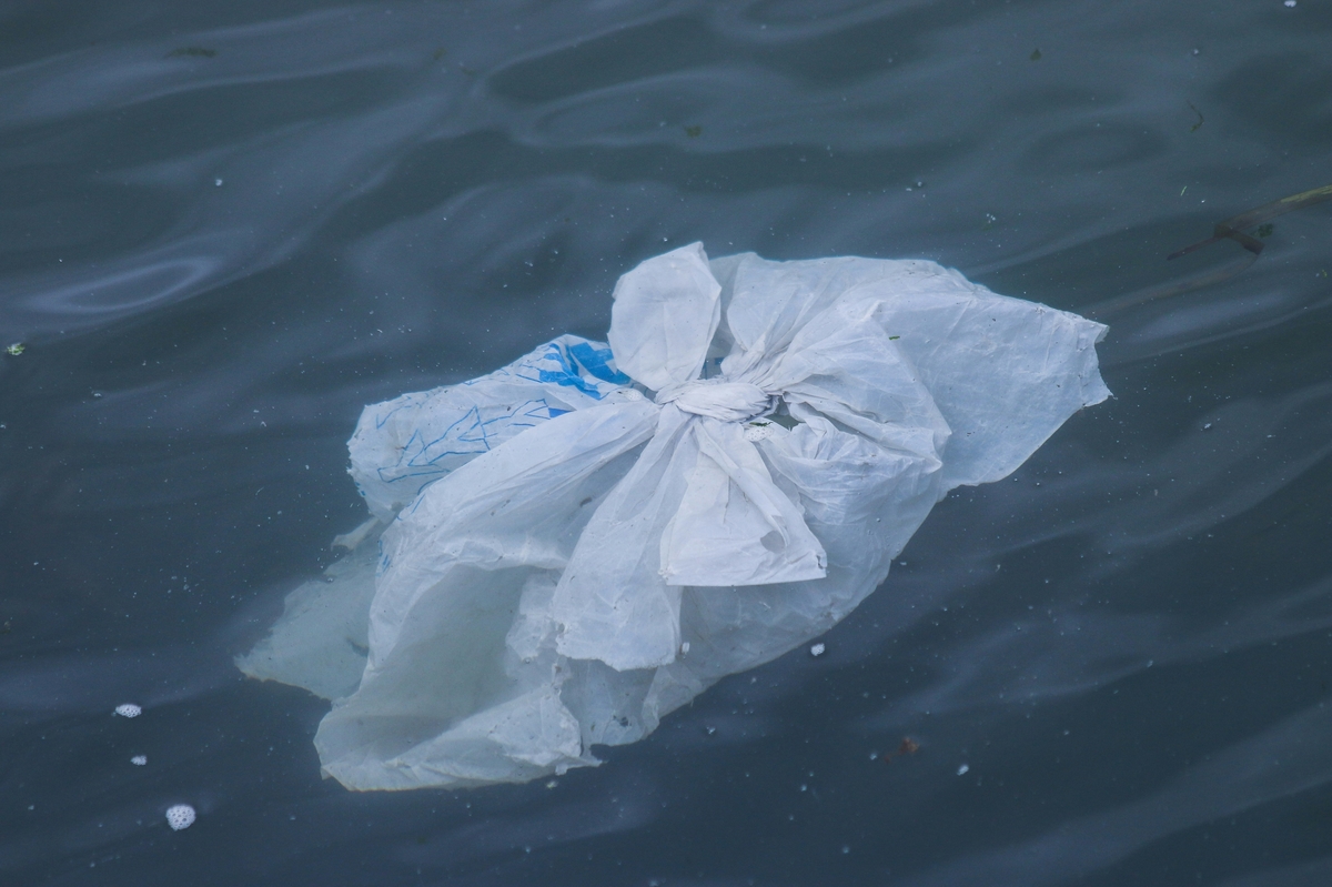 바다에 떠 있는 플라스틱 쓰레기 