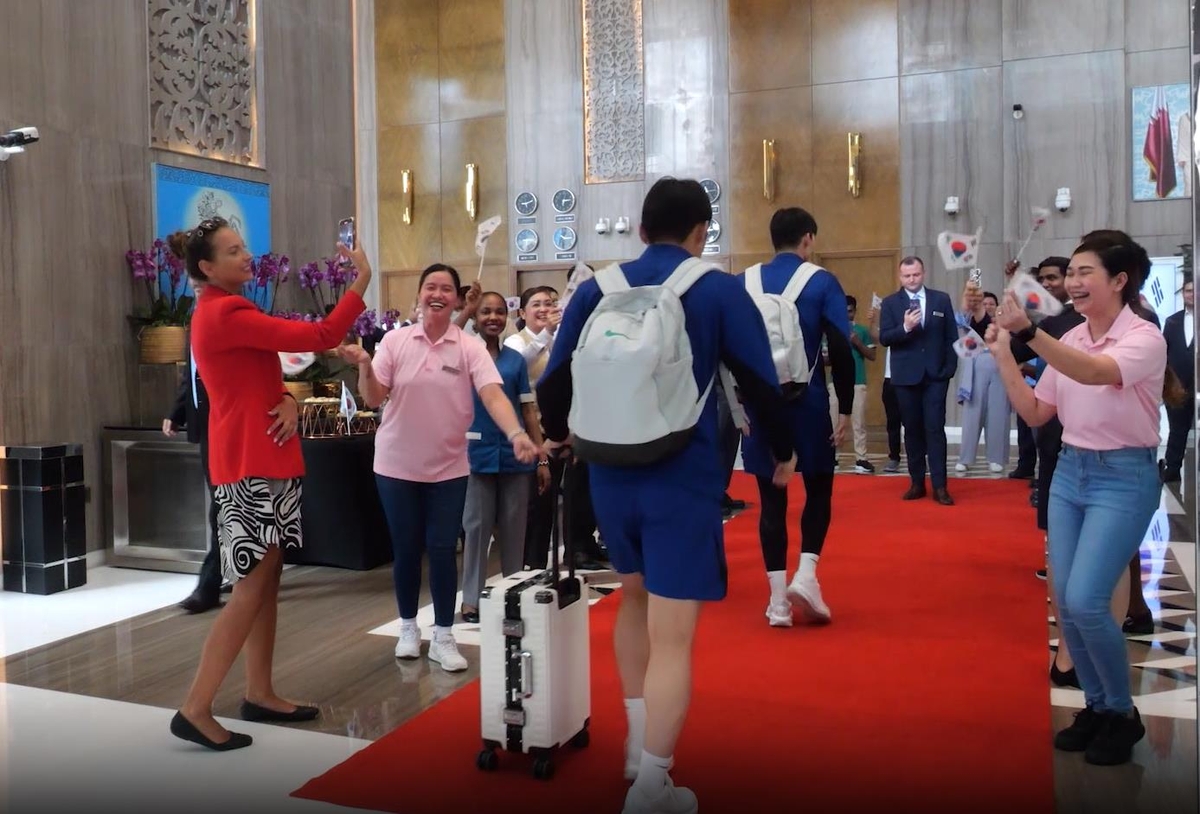 두바이 호텔에 도착한 대표팀 선수들을 환영하는 직원들
