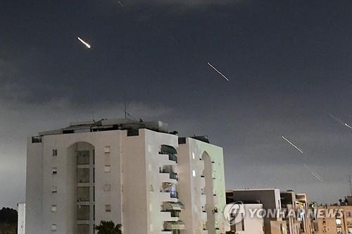 이스라엘 방공시스템이 이란 미사일과 드론을 요격하는 모습
