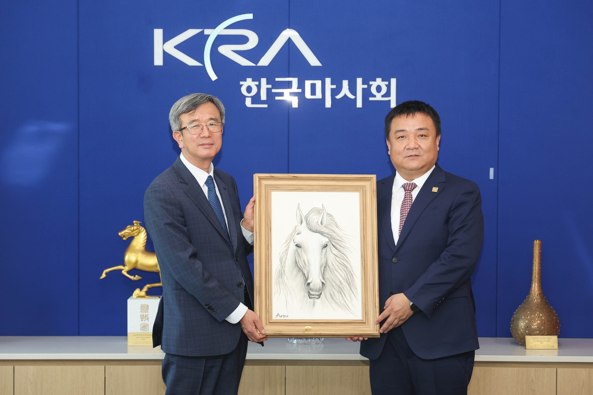 정기환 한국마사회장(왼쪽)과 웨가오펑 중국마업협회 사무총장.