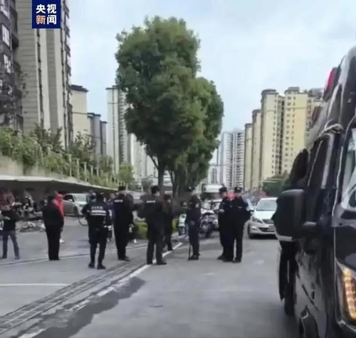 현장을 통제하고 있는 중국 공안 / 관영 중국중앙TV 캡처.