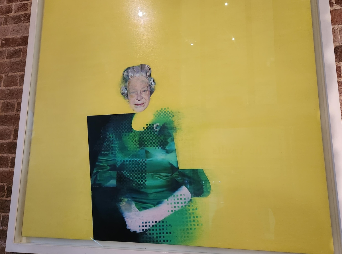 왕립예술학회에 걸린 1998년 엘리자베스 2세 초상화