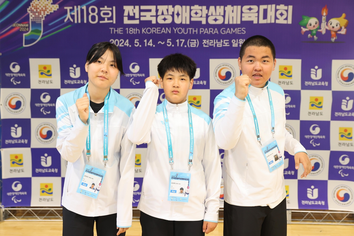 (왼쪽부터) 김상은, 김상희, 김상훈 삼남매