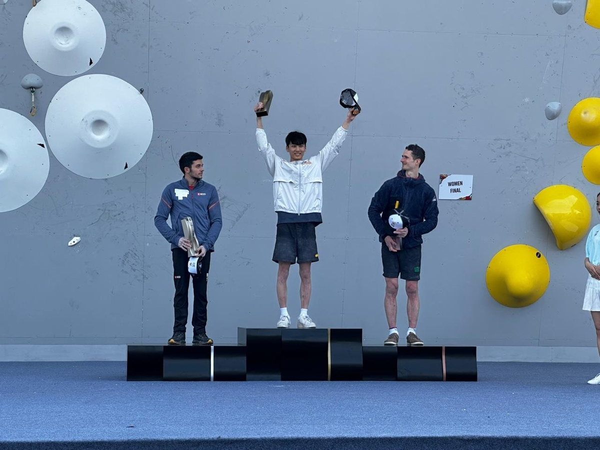 파리 올림픽 예선 1차 대회 스포츠클라이밍 남자부 콤바에서 우승한 이도현(가운데)