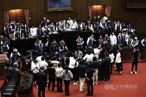 대치하는 야당 입법위원(연단 위)과 여당 입법위원