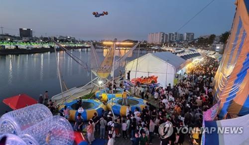 밤에도 인파로 가득한 강릉단오장. [연합뉴스 자료 사진]