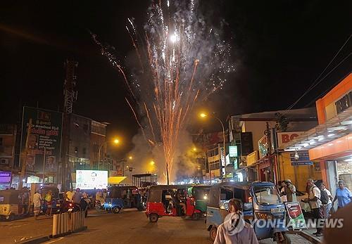 채무재조정합의 소식에 26일 콜롬보에서 폭죽으로 축하하는 스리랑카 대통령 지지자