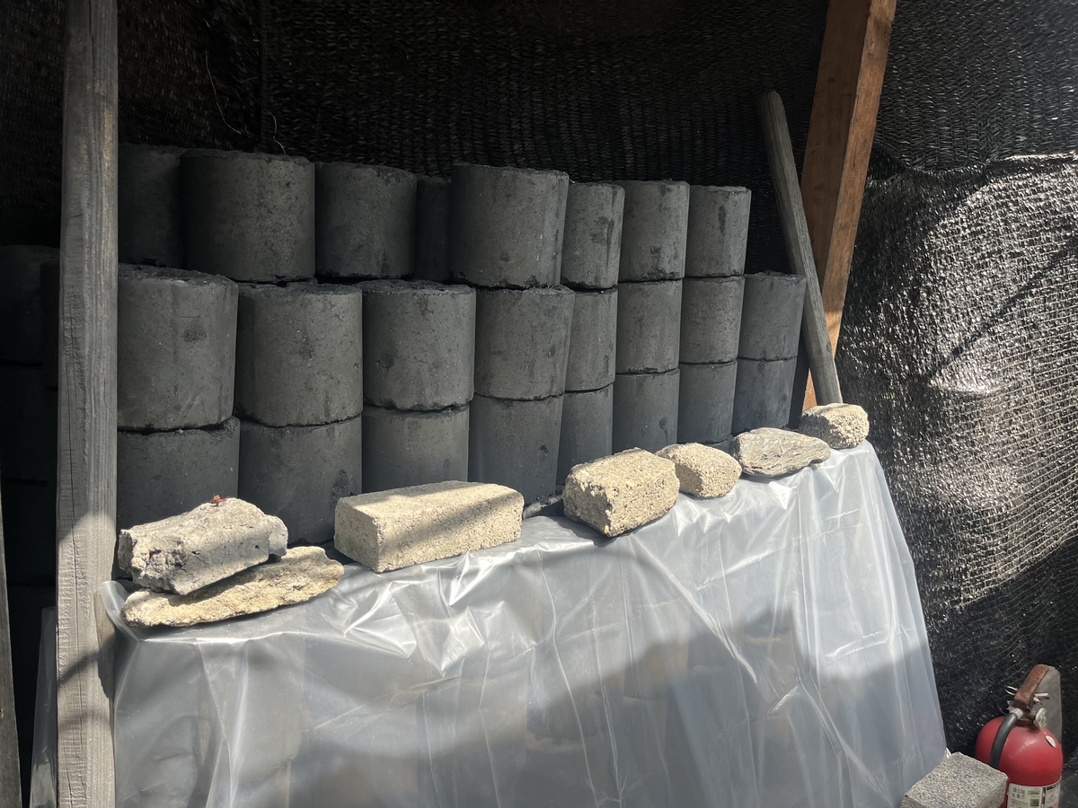 서울 서초구 방배동 전원마을 골목에 쌓여 있는 연탄들