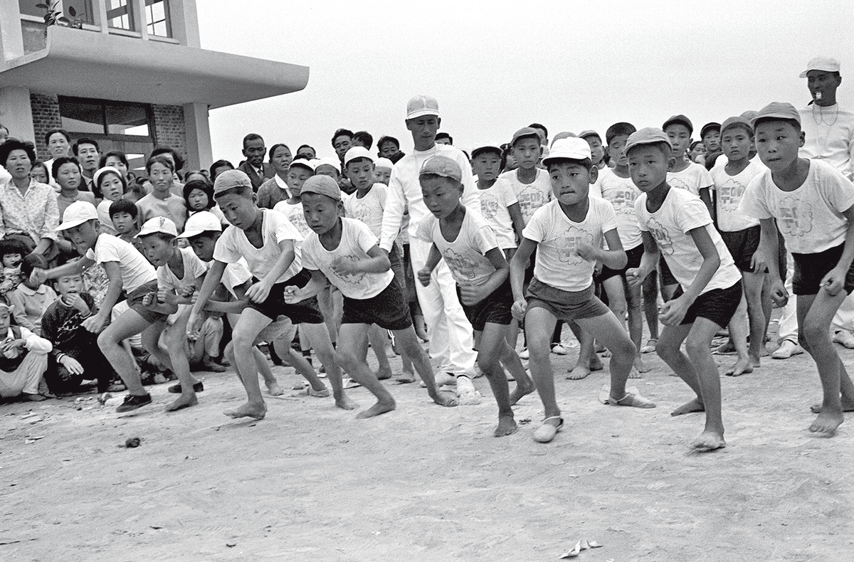 인천 주안초등학교 운동회. 달리기 출발선에 선 어린이들 표정이 비장하다. 1968년 [한치규 제공]