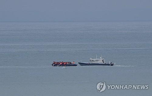 영국 해협 건너다 구조되는 이주민 보트