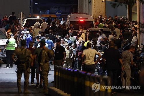 병원 앞에 모인 레바논 시민들 