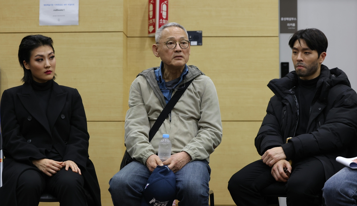 Minister of Culture, Sports and Tourism Yoo In-chon encouraging members of the National Theater Company's youth education group.