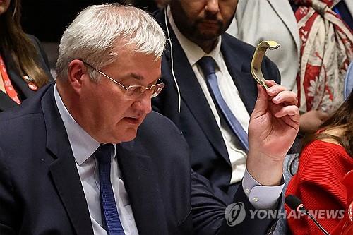 북한산 KN-23 미사일 파편 손에 쥔 우크라 외무장관