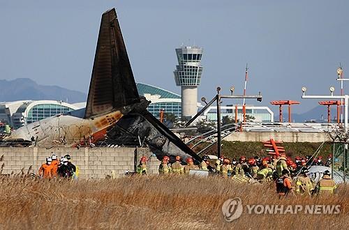 무안공항 여객기 사고 (무안=연합뉴스) 조남수 기자 = 29일 오전 전남 무안국제공항에서 착륙 중이던 항공기가 활주로를 이탈해 울타리 외벽을 충돌했다. 사진은 사고 현장에서 소방 당국이 인명 구조를 하는 모습. 2024.12.29 iso64@yna.co.kr