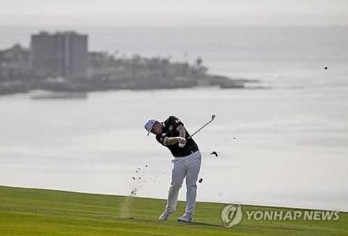 토리파인스 골프코스에서 경기하는 임성재.