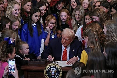성전환자 여성 스포츠 출전금지 행정명령에 서명하는 트럼프 미 대통령 [워싱턴 로이터=연합뉴스. 재판매 및 DB 금지]