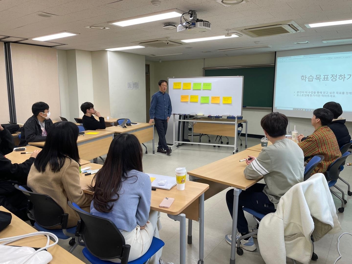 의대 학생들에게 강의 중인 권용진 교수 