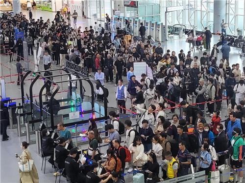 김해공항 신분 확인 입구 