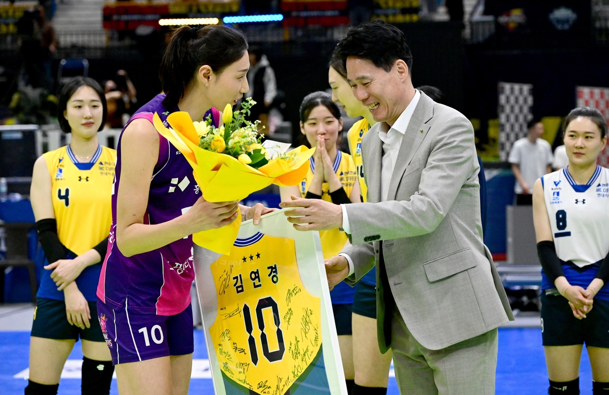 은퇴 행사의 김연경(왼쪽)에 꽃다발 전달한 강성형 현대건설 감독