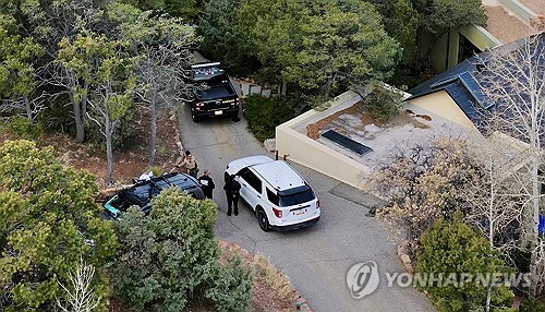 해크먼의 자택 앞에 있는 수사관들